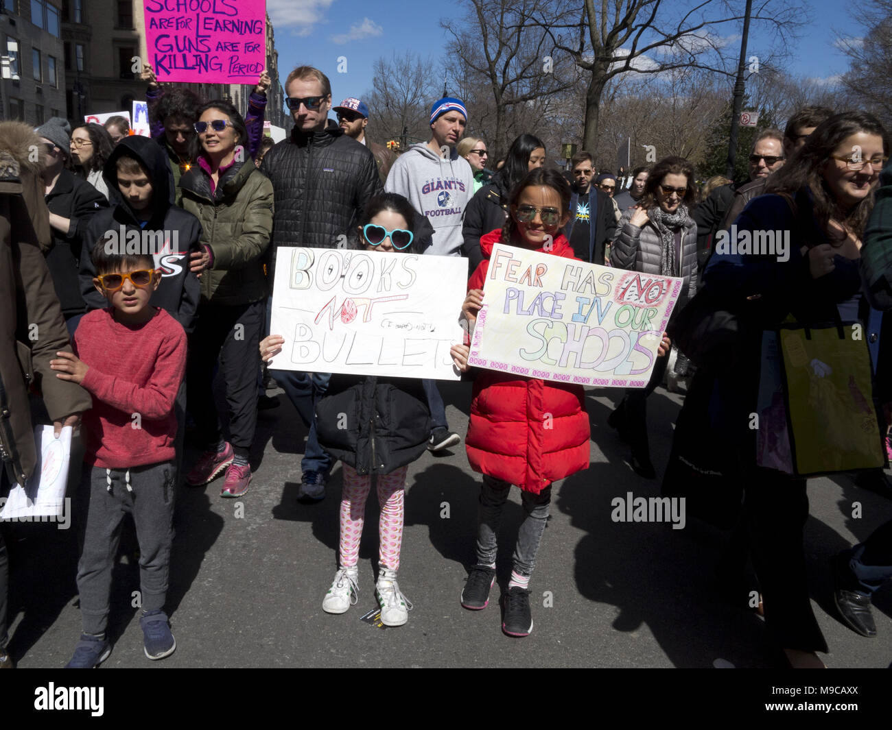 New York City, USA. 24. März, 2018. Tausende Demonstranten Kundgebung und Marsch gegen Waffengewalt und zur Unterstützung der strengere gun Rechtsvorschriften in New York City, USA. Credit: Ethel Wolvovitz/Alamy leben Nachrichten Stockfoto