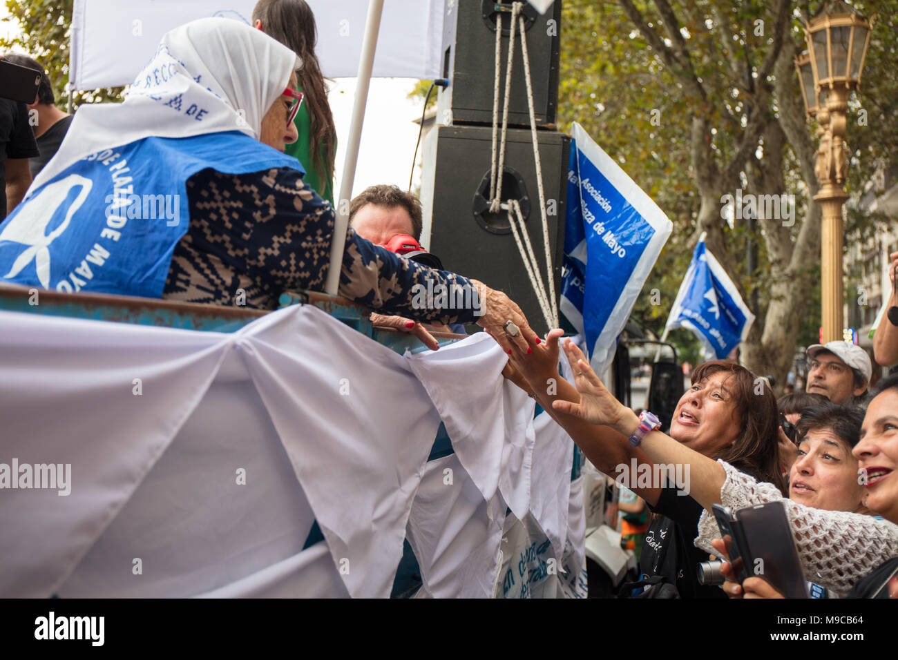 Buenos Aires, Argentinien, am 24. März 2018. Hebe de Bonafini (Gründer von "Andere von Plaza de Mayo" Grüße) einige Demonstranten während der 'nationalen Gedenktag für Wahrheit und Gerechtigkeit' - Credit: Nicholas Tinelli/Alamy leben Nachrichten Stockfoto