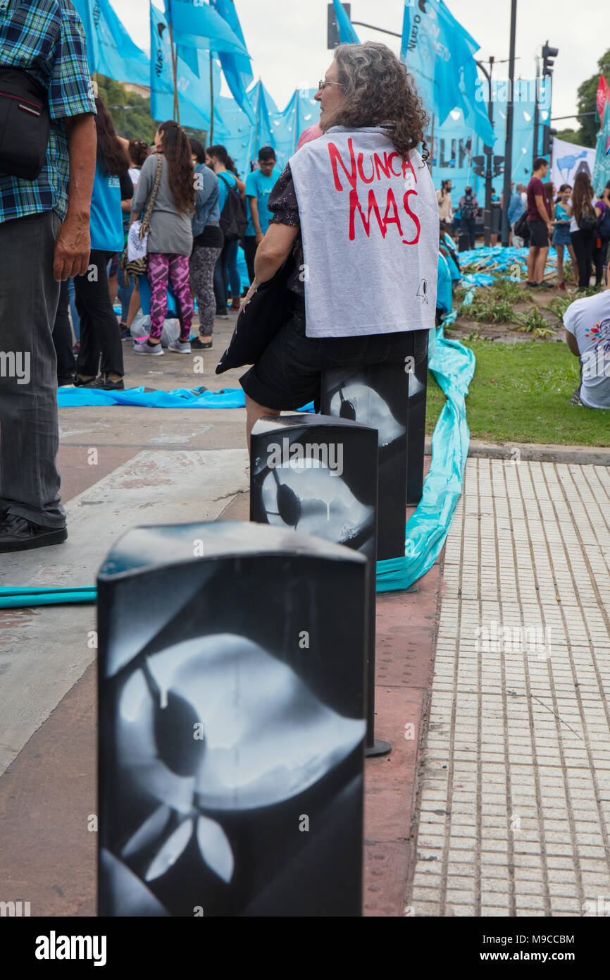 Buenos Aires, Argentinien, am 24. März 2018. Hunderttausende Gedenken der "nationalen Gedenktag für Wahrheit und Gerechtigkeit" an der Avenida de Mayo - Kreditkarten: Nicholas Tinelli/Alamy leben Nachrichten Stockfoto