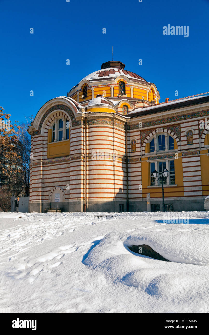 Das öffentliche Mineralbad Sofia wurde im Stil der Wiener Secession gestaltet. Hier ist es mit Winterschnee bedeckt Stockfoto