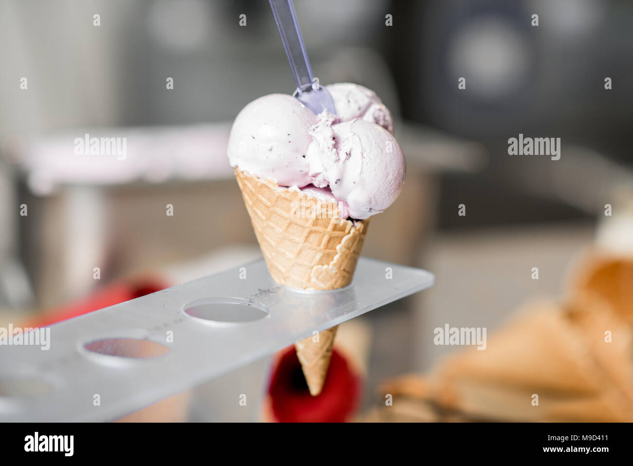 Waffel Kegel mit Eis drinnen Stockfoto