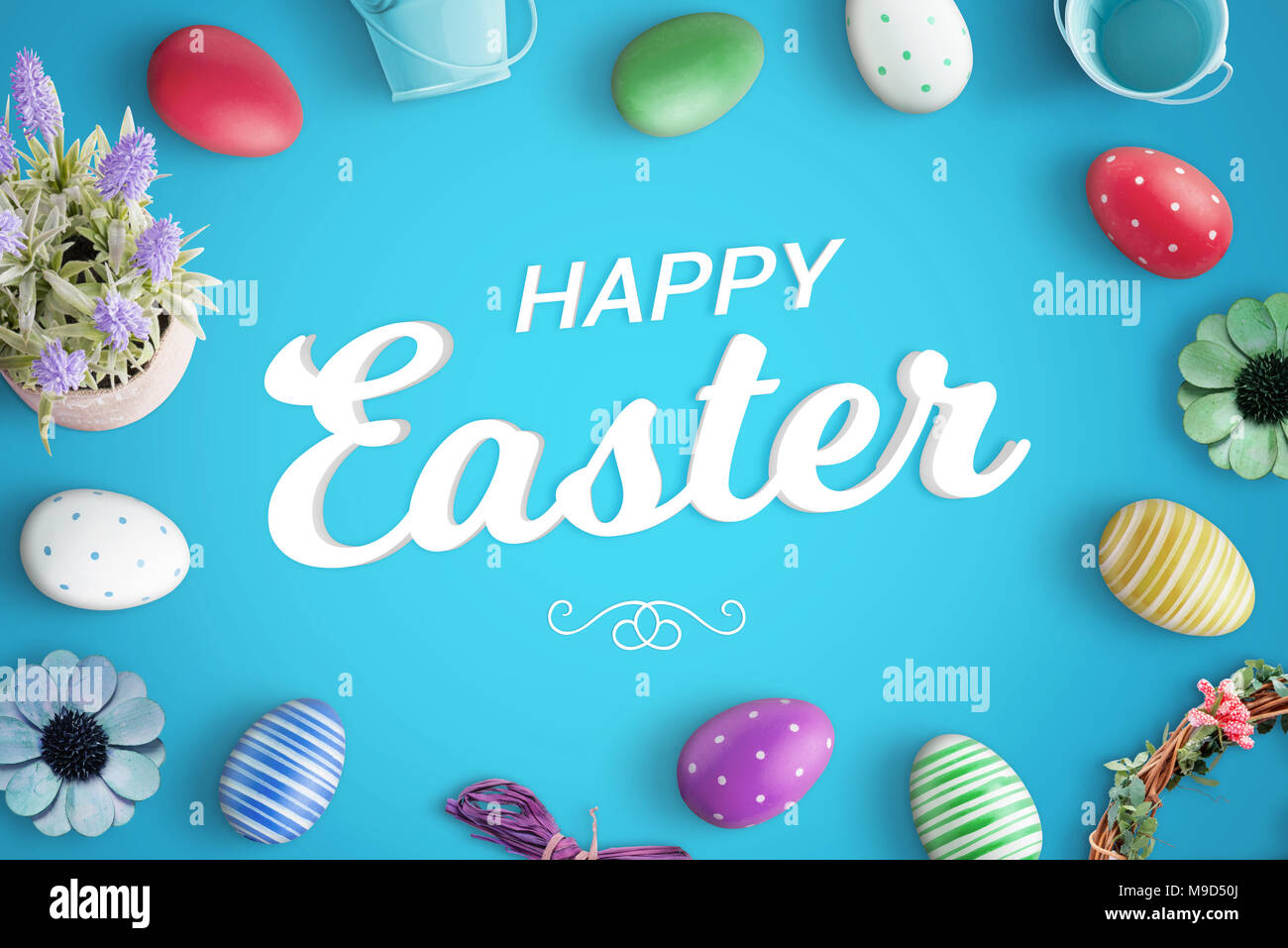 Frohe Ostern gruss Text auf blauem Hintergrund mit bunten Eiern und Dekorationen umgeben. Stockfoto