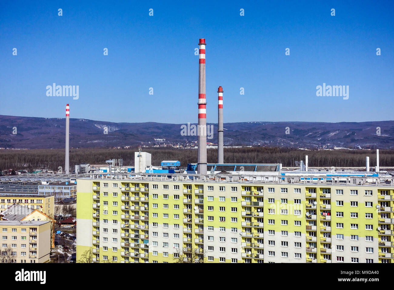Urbane Landschaft von Panel Wohnsiedlung mit Schornsteinen, Teplice, Tschechische Republik Stockfoto