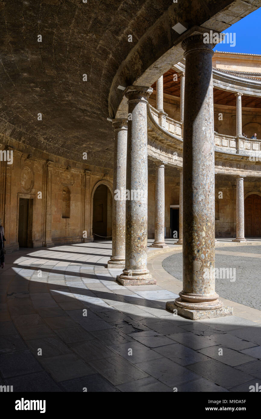 Runden Innenhof im Palast von Karl V (Palacio de Carlos V-La Alhambra). Stockfoto Runden Innenhof im Palast von Karl V (Palacio de Carlos V-La Alhambra). Stockfoto