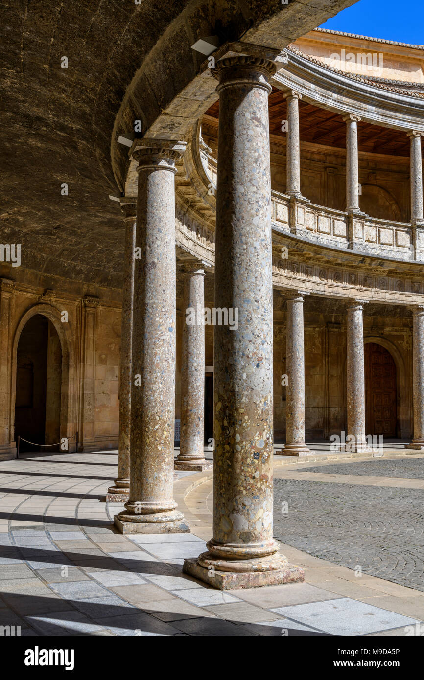 Runden Innenhof im Palast von Karl V (Palacio de Carlos V-La Alhambra). Stockfoto Runden Innenhof im Palast von Karl V (Palacio de Carlos V-La Alhambra). Stockfoto