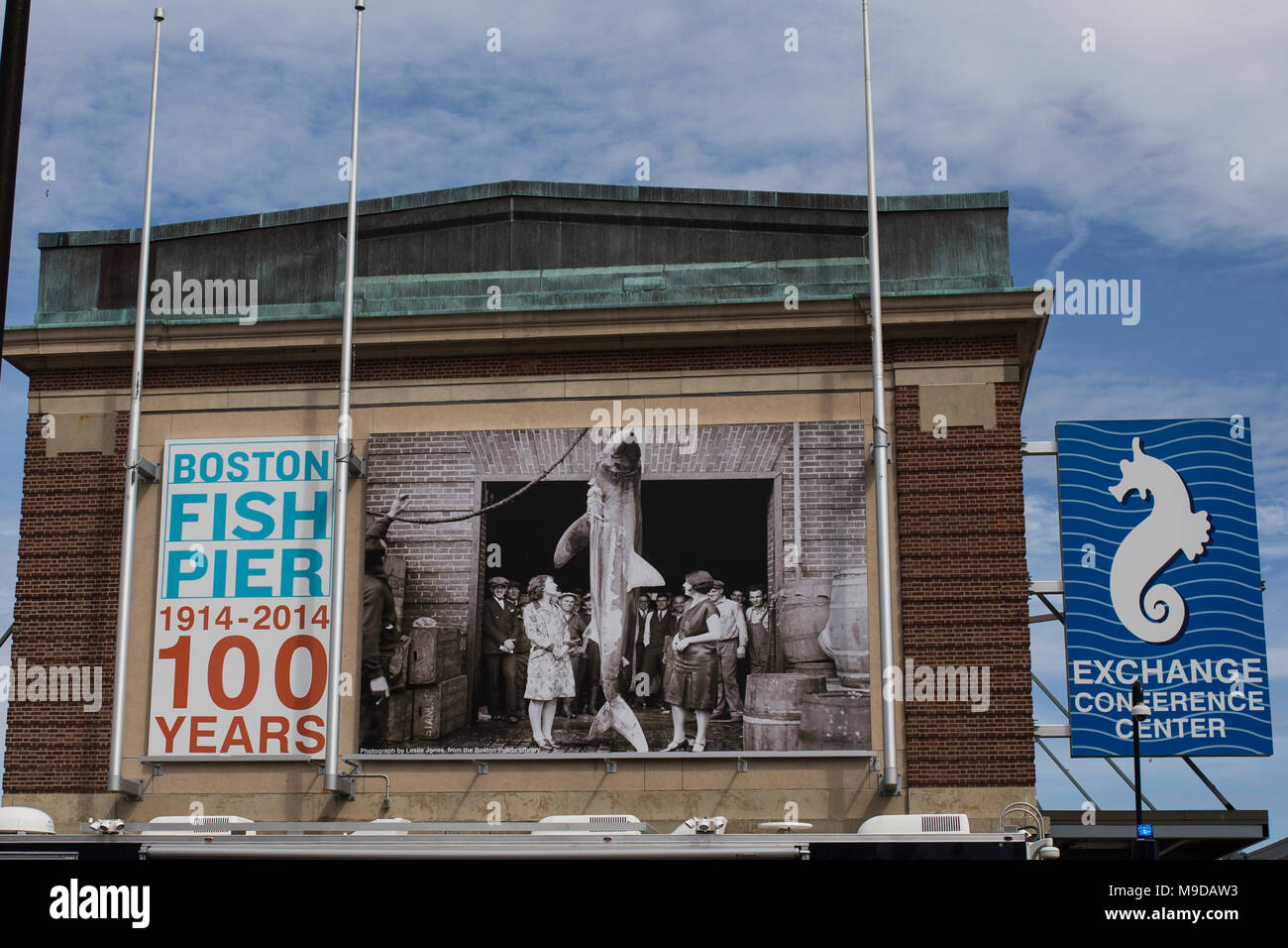 Die Fische Pier auf Northern Avenue in South Boston, ein wichtiger Meilenstein der inneren Hafen und dem historischen Zentrum des Fischereisektors in der Stadt. Stockfoto