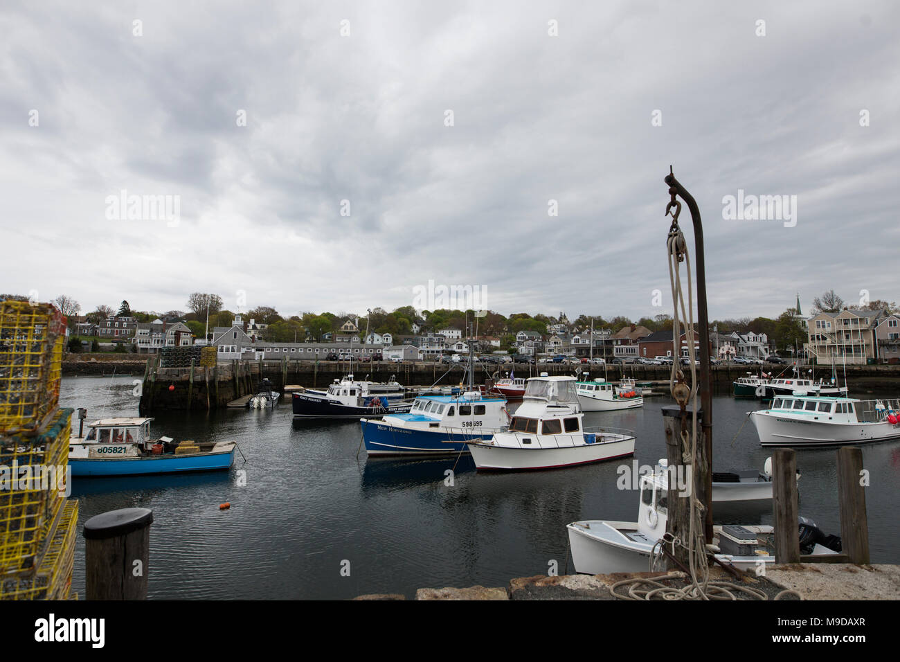 Fischerboote im Hafen in Rockport, Massachusetts, an einem bewölkten Tag. Stockfoto
