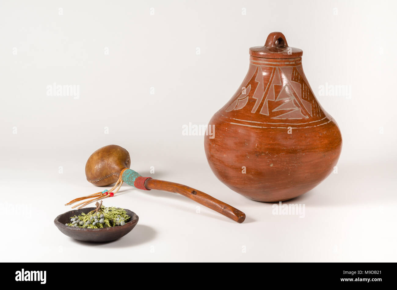 Große Native American Tontopf mit Rohhaut schamanische Rattle und Schüssel, Salbei und andere Heilpflanzen Stockfoto