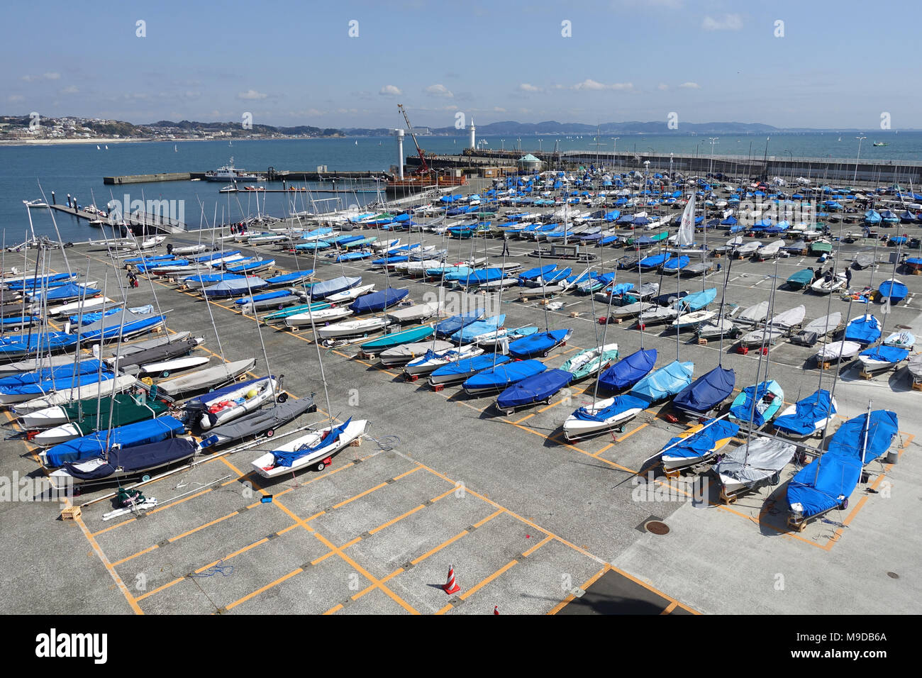 Anzeigen von enoshima Hafen- und segelboote Stockfoto