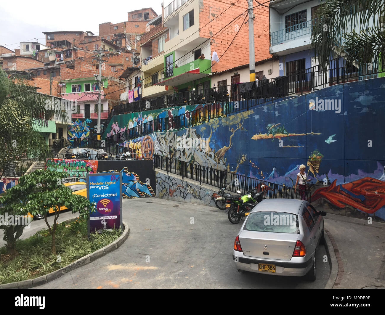 Medellin, Kolumbien - Februar 2018: Graffiti Wandmalereien in der bunten Straßen der Comuna 13 in Medellin, Kolumbien. Stockfoto