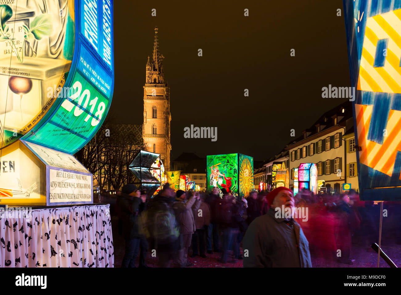 Münsterplatz, Basel, Schweiz - 20. Februar 2018. Basler Fasnacht. Ansicht zwischen beleuchteten Laternen auf das Basler Münster mit einer Masse von Menschen Stockfoto