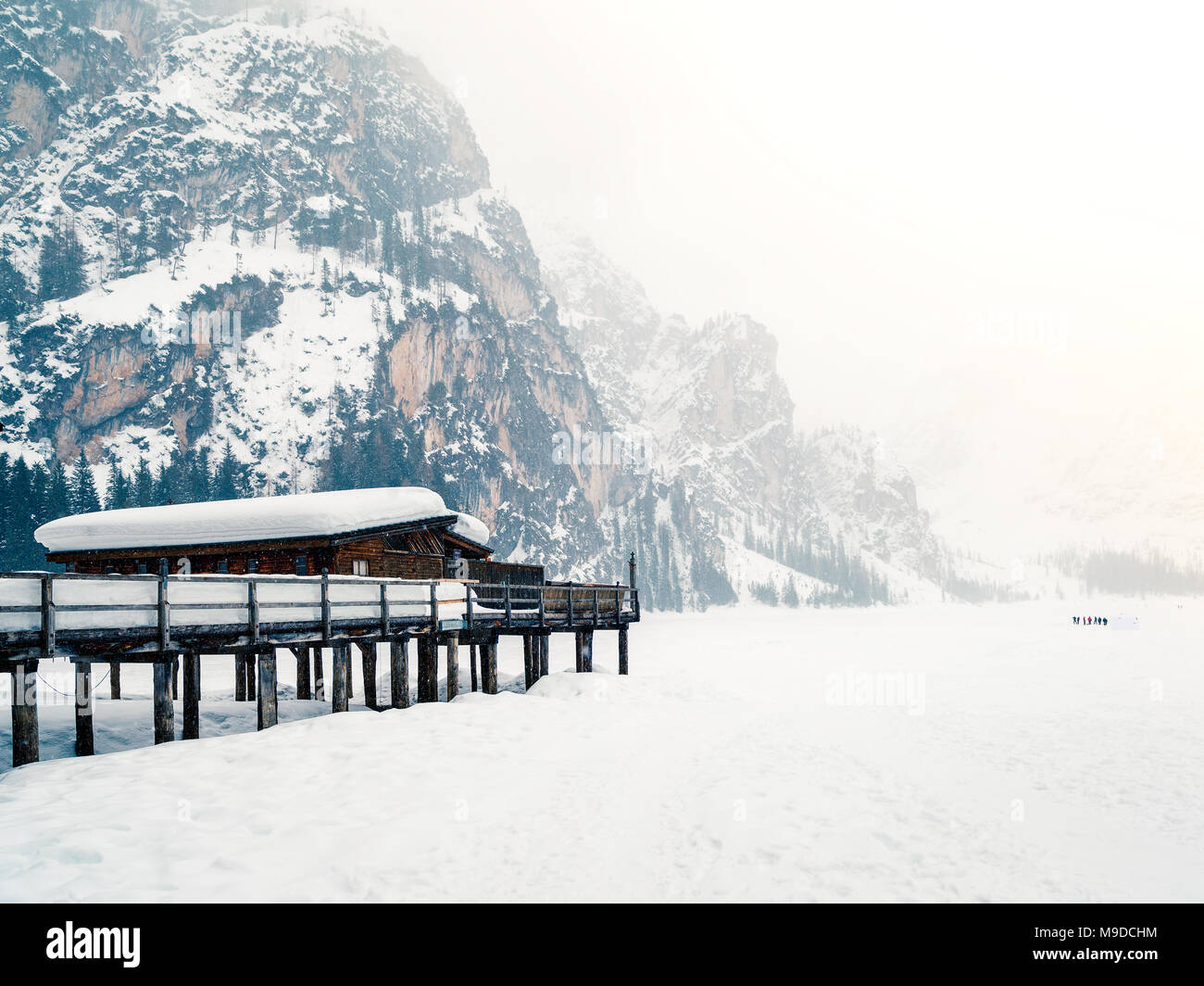 Pragser See eingebettet in den Schnee. Magische Ecke der Dolomiten, Bozen, Italien Stockfoto
