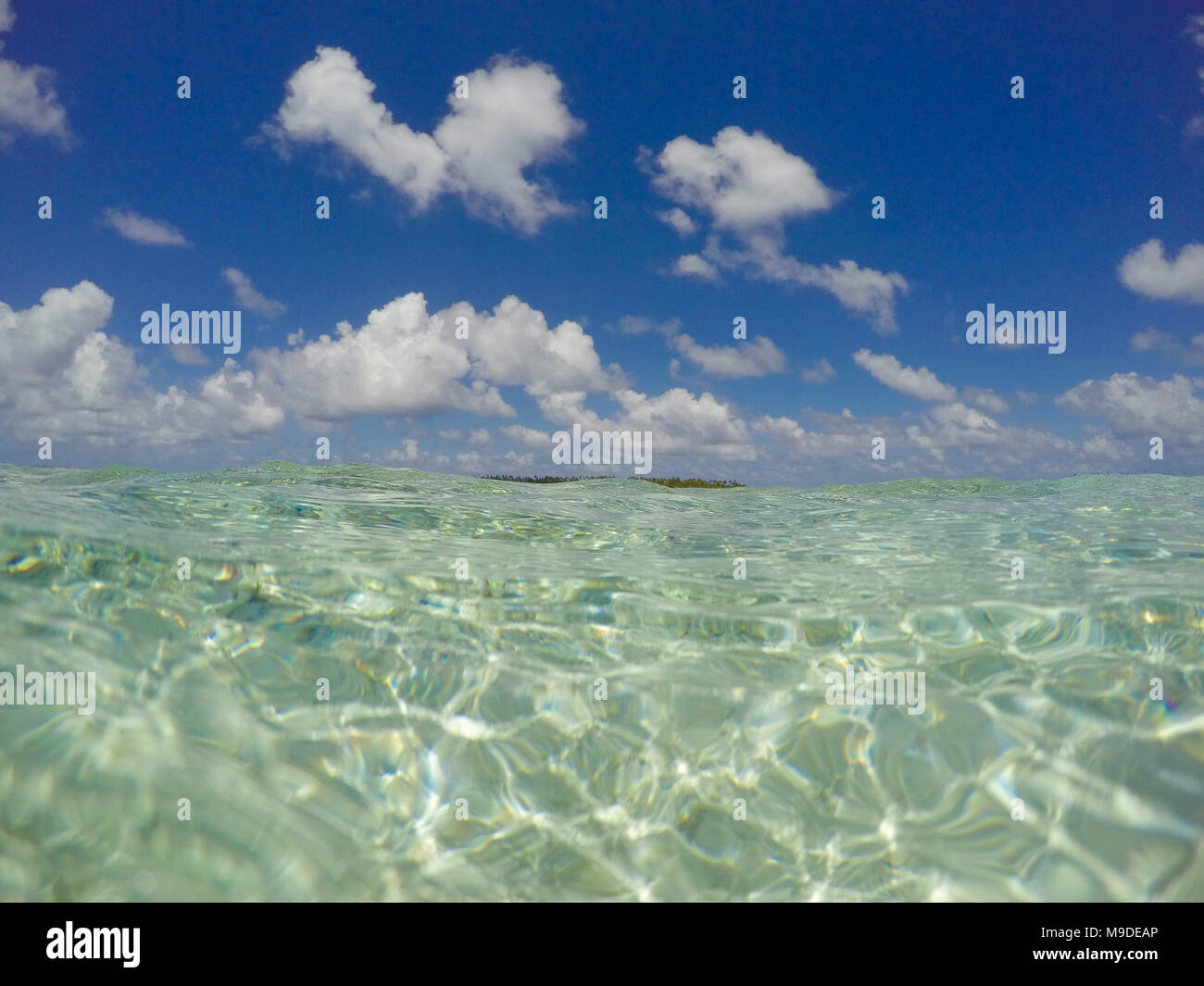 Klare Meer Wasser Oberfläche und blauer Himmel - türkis, blau Stockfoto