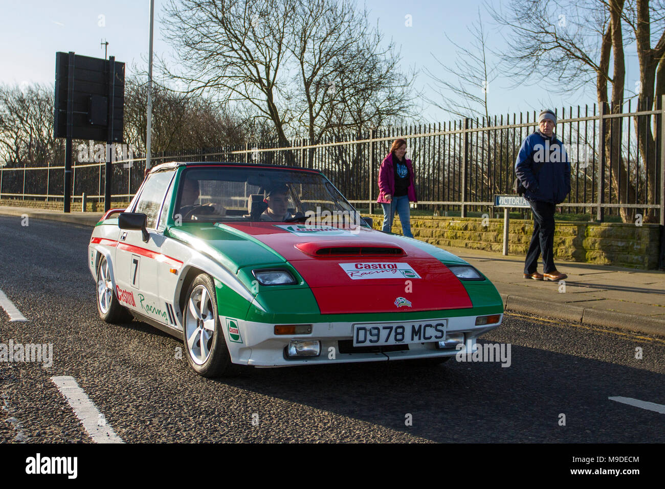 1986 80s grün weiß Reliant Scimitar Ti 1809cc Benzin-Roadster bei der North-West Supercar Veranstaltung als Autos im Küstenort Southport ankommen. Supercars sind von Stoßstange zu Stoßstange an der Strandpromenade, während moderne Klassiker, Sportwagen und Oldtimer-Enthusiasten einen Tag lang fahren. Stockfoto