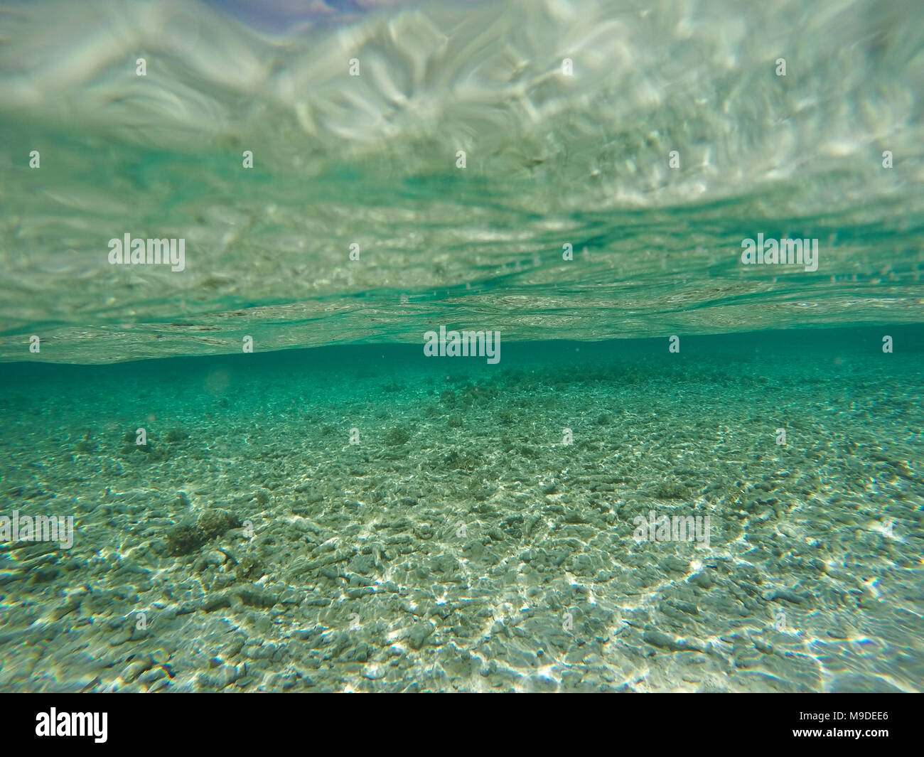 Klare türkisfarbene Meer Wasser - Unterwasser Sonnenlicht Muster - Stockfoto