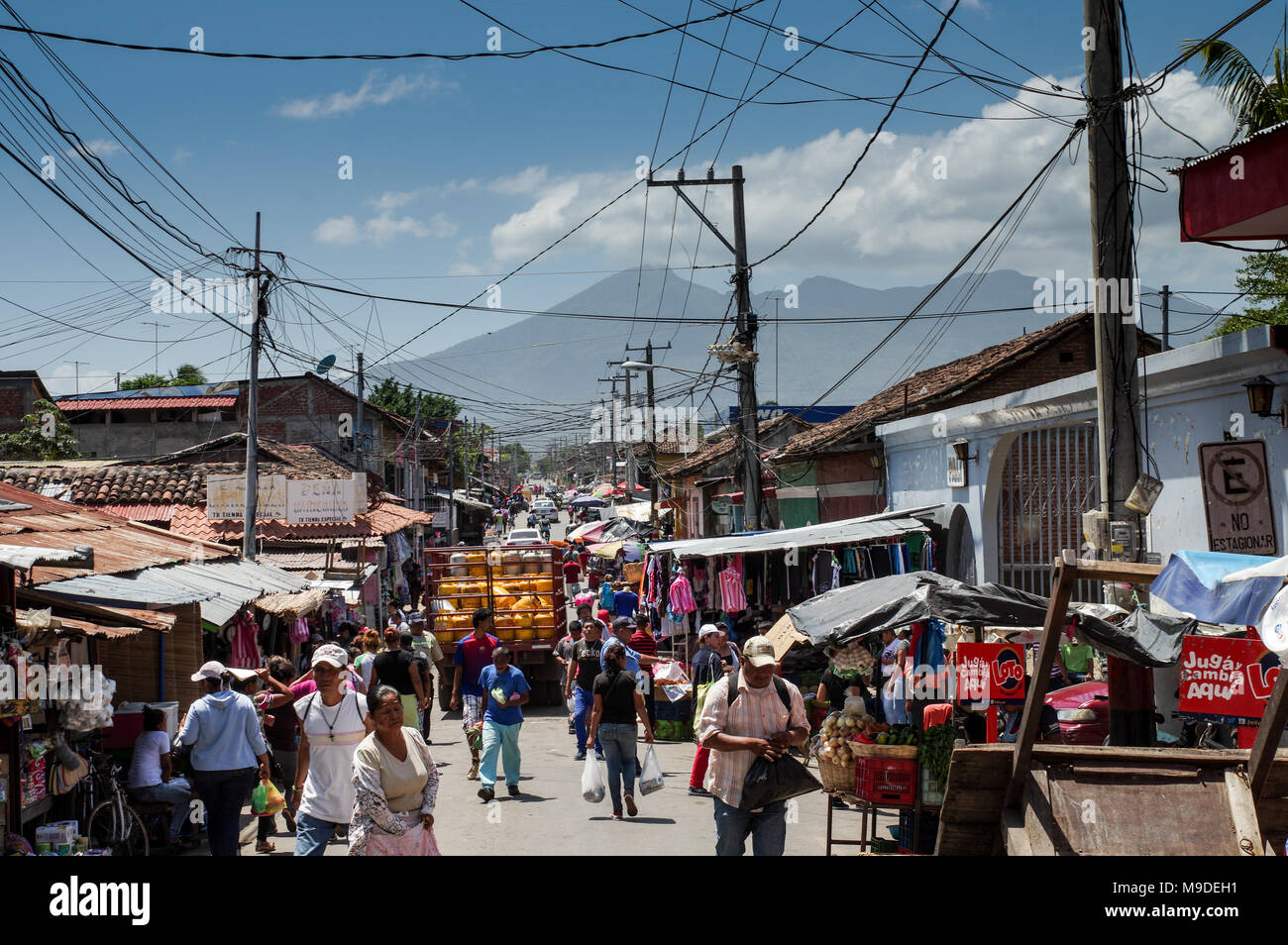 Die pulsierenden städtischen Markt mit Mombacho Vulkan im Hintergrund in Granada, Nicaragua Stockfoto