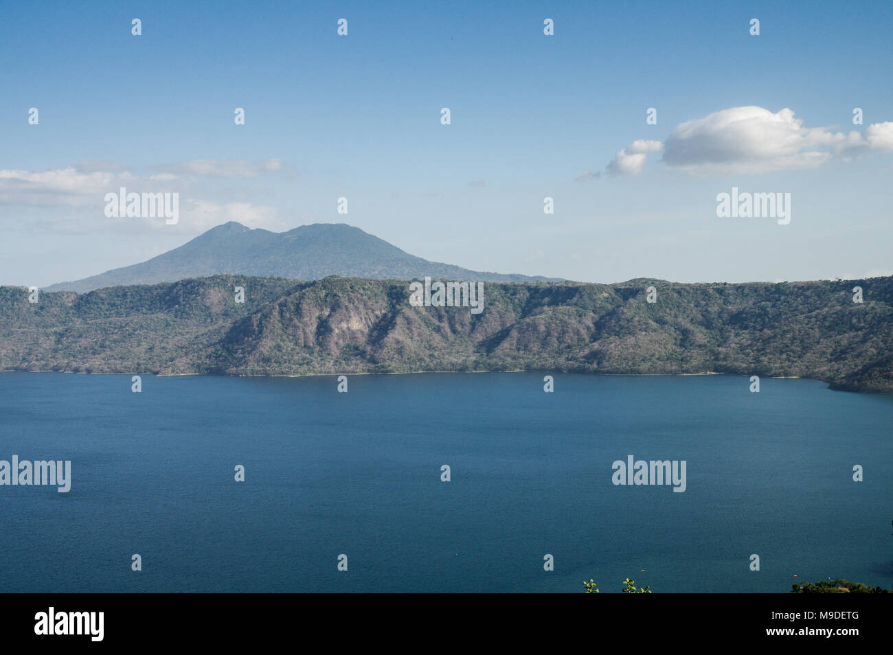 Blick auf die Laguna de Apoyo mit Vulkan Mombacho auf der linken Seite sichtbar - Nicaragua, Mittelamerika Stockfoto