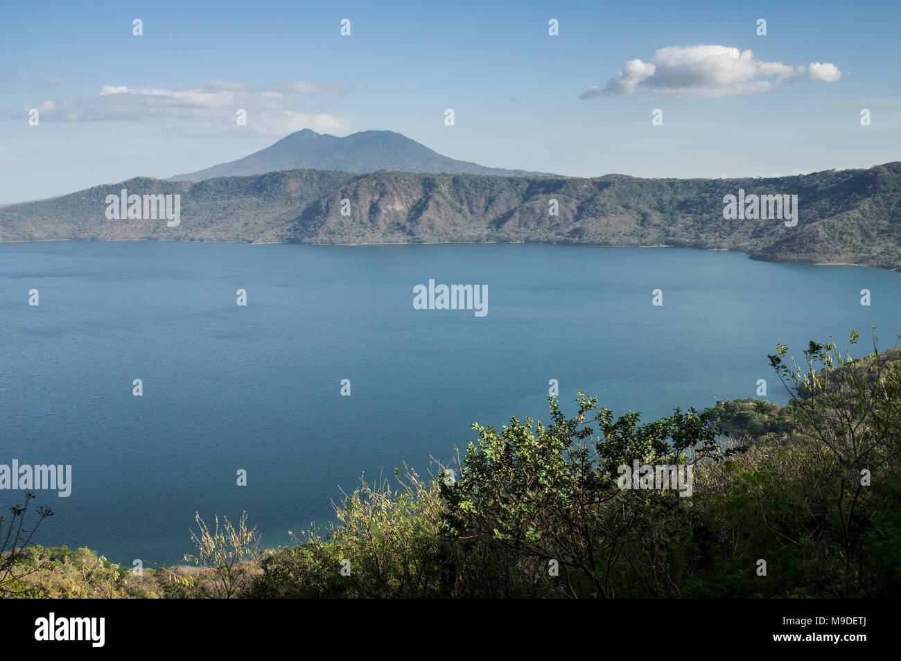 Blick auf die Laguna de Apoyo mit Vulkan Mombacho auf der linken Seite sichtbar - Nicaragua, Mittelamerika Stockfoto