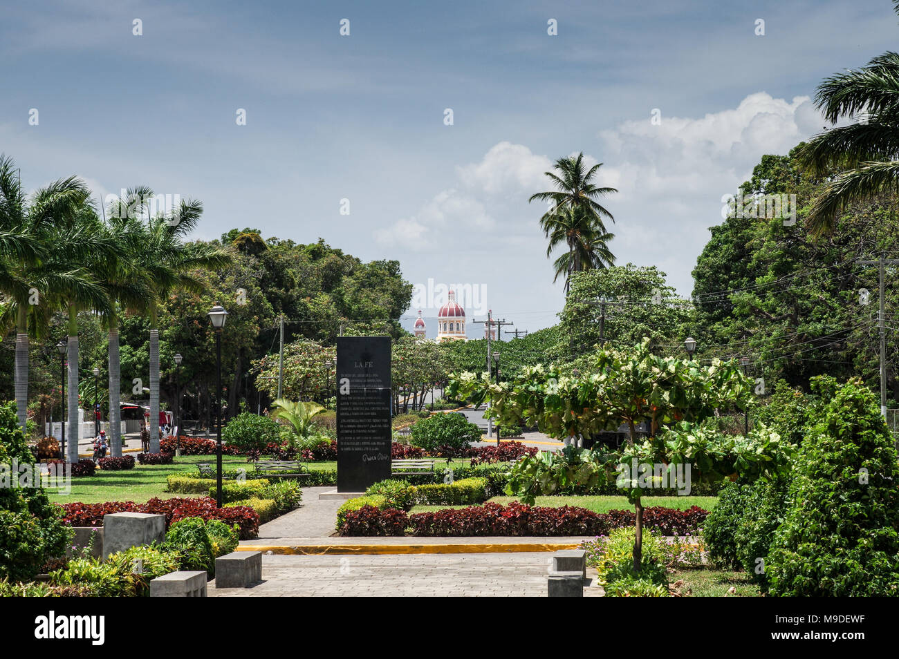 Blick auf den Parque Azul und die Kathedrale von Granada vom Malecon - Granada, Nicaragua Stockfoto