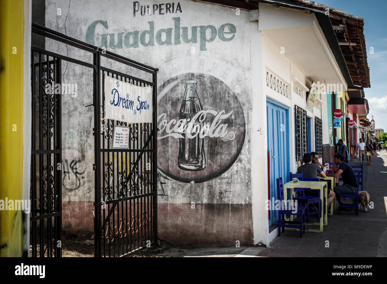 Einer der vielen bunten Cafés im pulsierenden Stadt Granada in Nicaragua, Mittelamerika Stockfoto