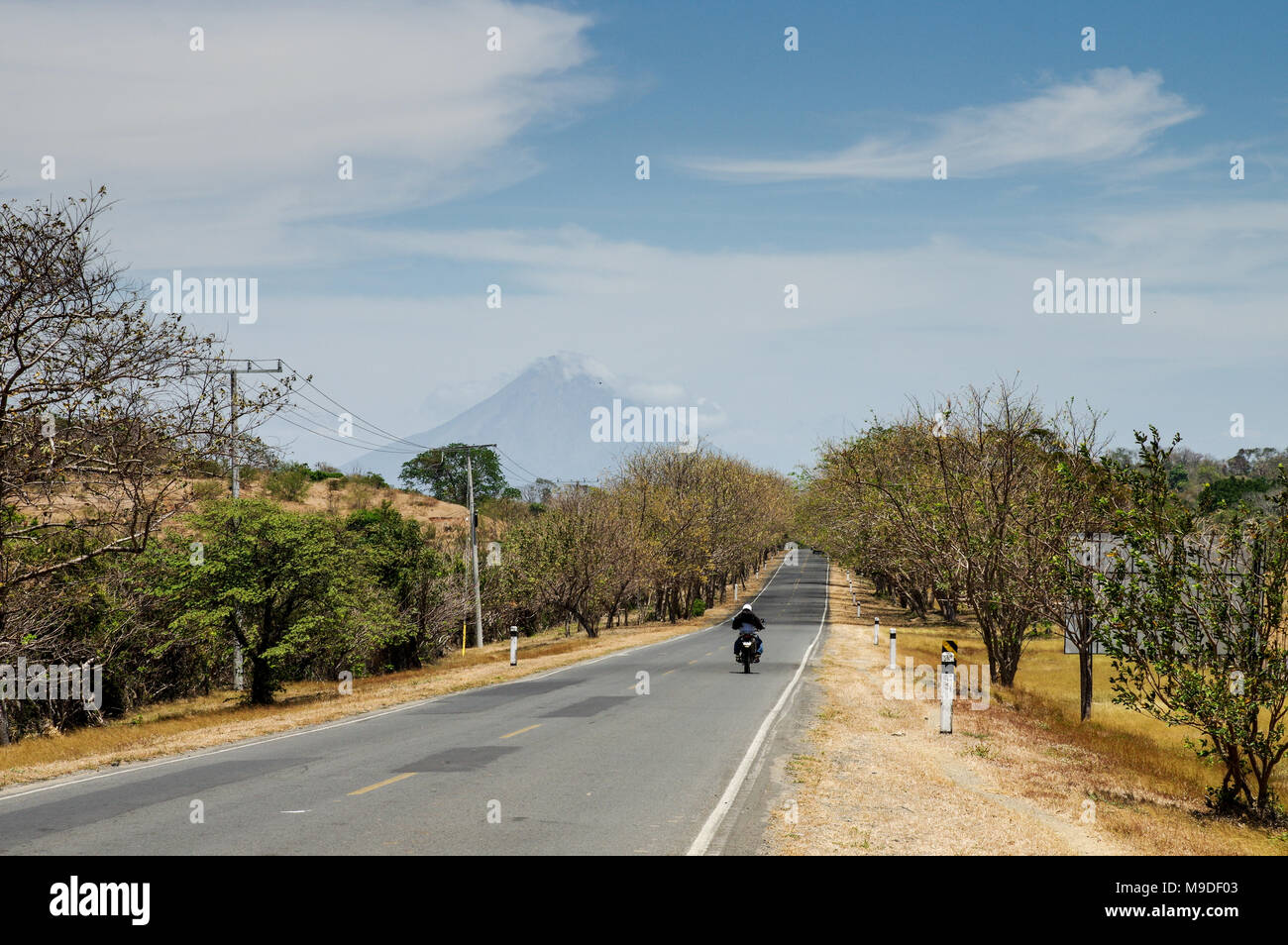 Ruhigen Straße im süd-westlichen Nicaragua, Abteilung der Rivas mit Vulkan Concepcion im Hintergrund (Mittelamerika) Stockfoto