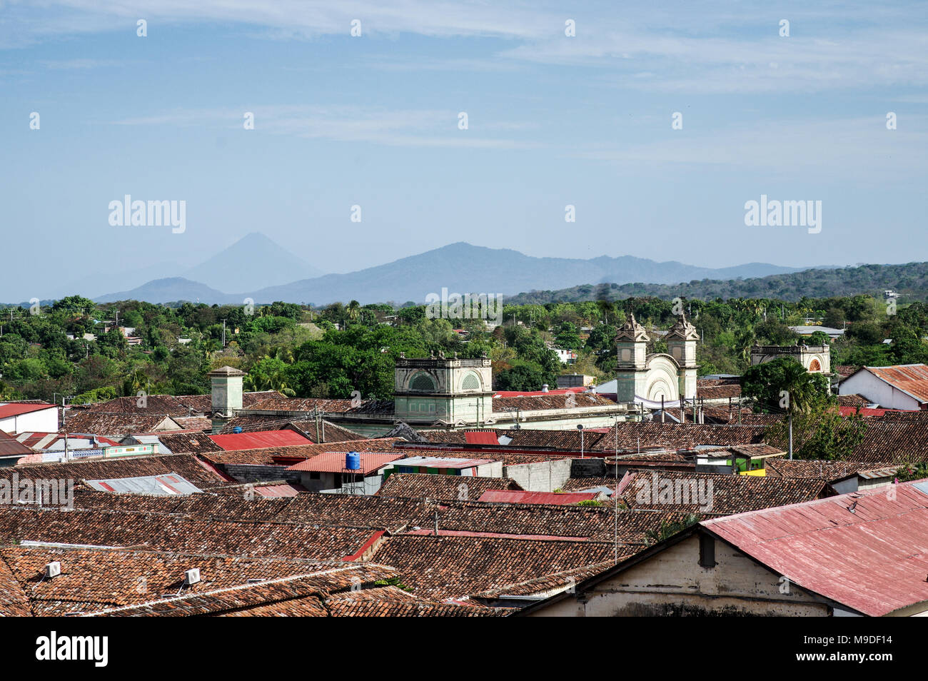 Blick auf Granada vom Glockenturm der Iglesia La Merced mit Vulkan Concepcion am Horizont sichtbar - Nicaragua, Mittelamerika Stockfoto