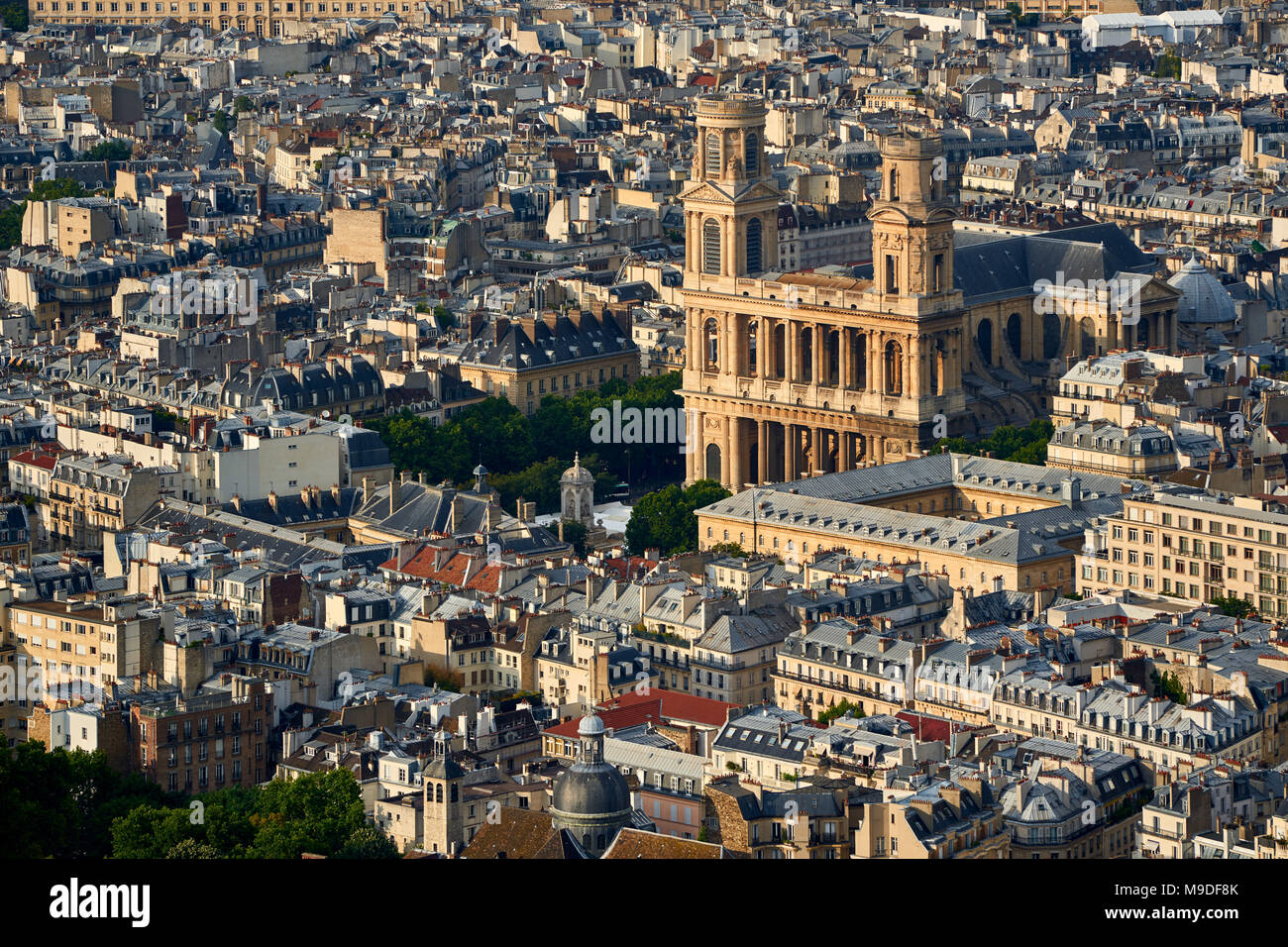 Luftaufnahme auf die Kirche Saint-Sulpice und die Dächer von Paris bei Sonnenuntergang (Mansarde und dormer Dächer). 6. Arrondissment, Paris, Frankreich Stockfoto
