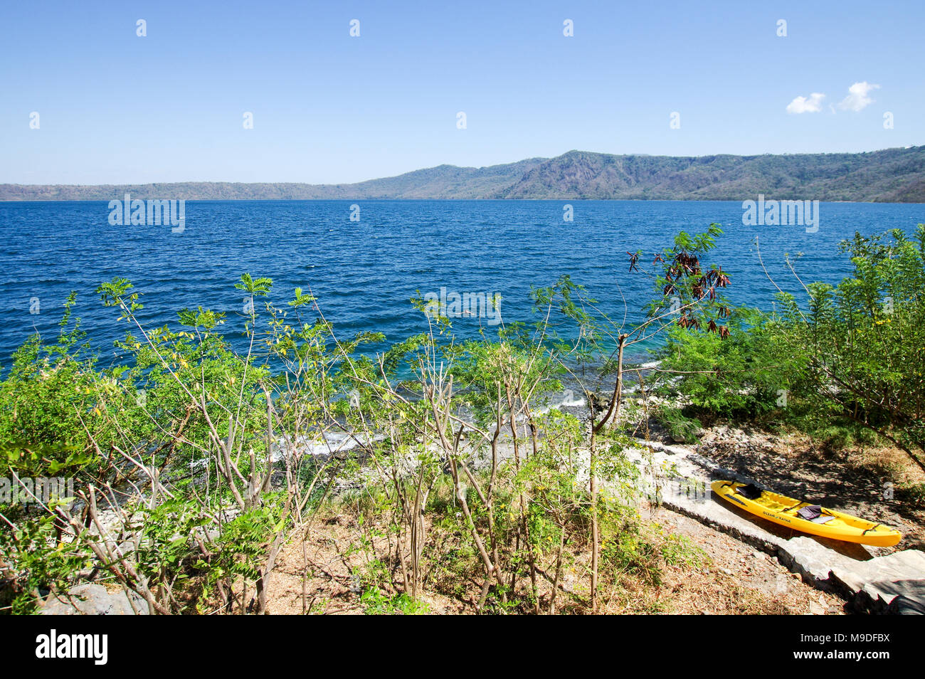 Kajak am Ufer der Laguna de Apoyo See in Nicaragua, Mittelamerika Stockfoto