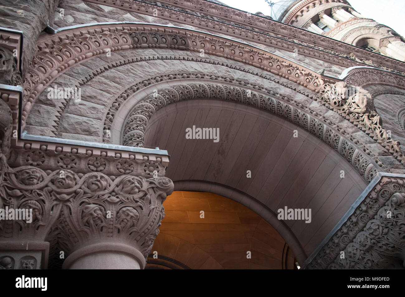 Blick auf das alte Rathaus in der Innenstadt von Toronto einige der Schnitzereien der Gesichter im Stein angezeigt. Stockfoto