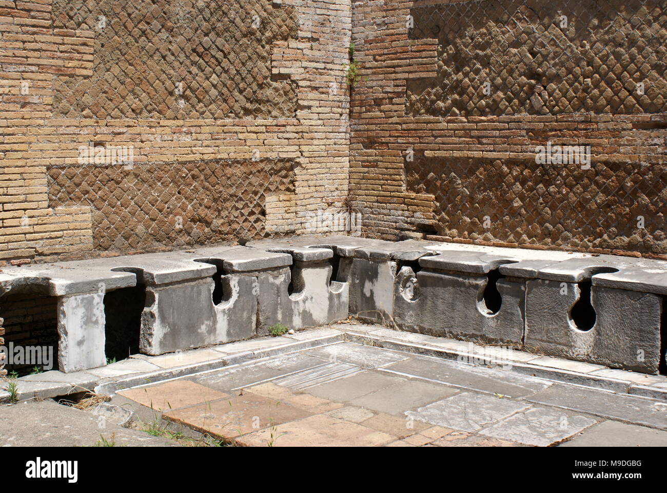 Öffentliche Latrinen Ostia Antica archäologische Stätte, die Lage der Hafenstadt des antiken Rom, Rom, Italien Stockfoto