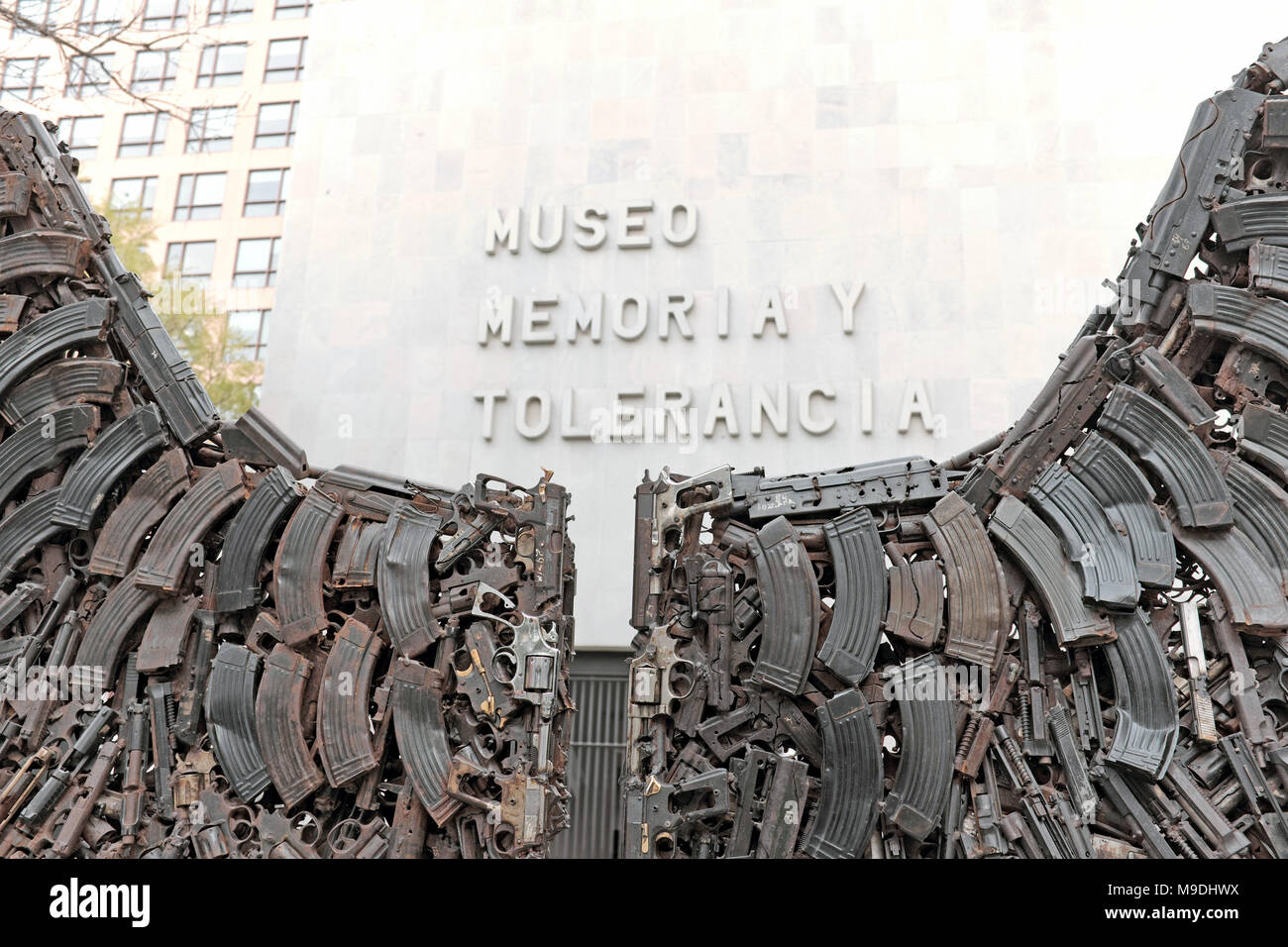 Skulptur aus Gewehren steht außerhalb des Museo Memoria Y Tolerancia in Mexiko City, Mexiko. Stockfoto