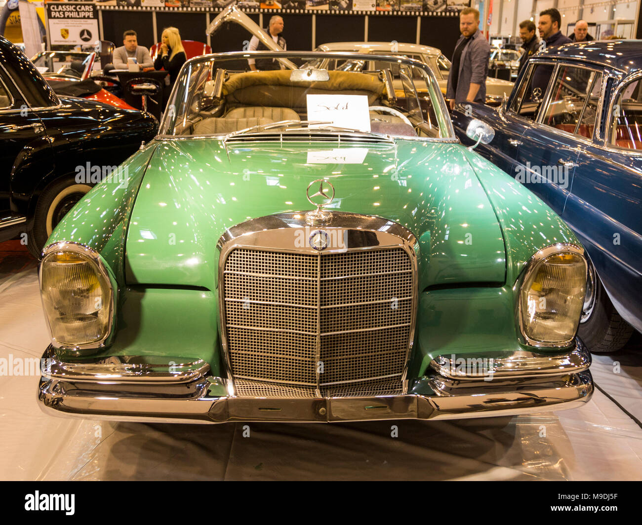 Vintage Mercedes-Benz Cabriolets, Hellgrün. Die Techno Classica in Essen ist die weltweit führende Messe für klassische Automobile und Oldtimer und Collectible Automobile. Im Jahr 2018, die Messe lockte über 185.000 Besucher. Mehr als 1.250 Aussteller aus über 30 Ländern nehmen teil. Stockfoto