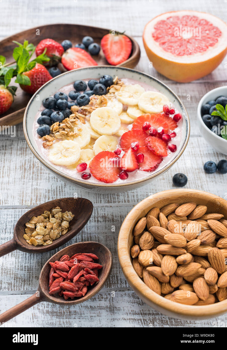Superfood Smoothie Schüssel auf alten weißen Tisch. Gesunde Lebensweise, gesunde Ernährung, Diät, Gewichtsverlust Konzept Stockfoto