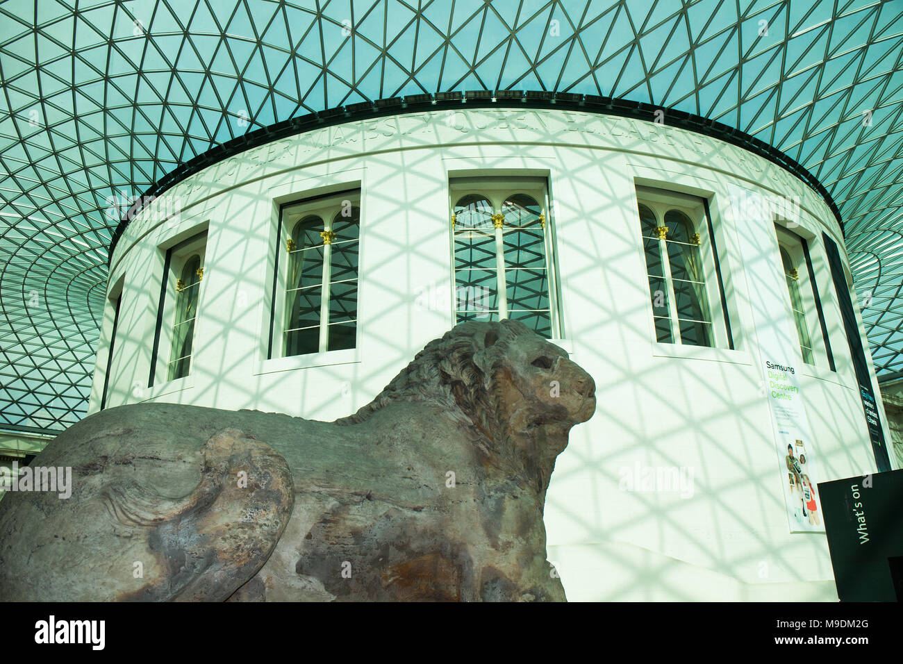 Der Löwe von Knidos alten Marmor Skulptur in der Großen Halle des British Museum Stockfoto