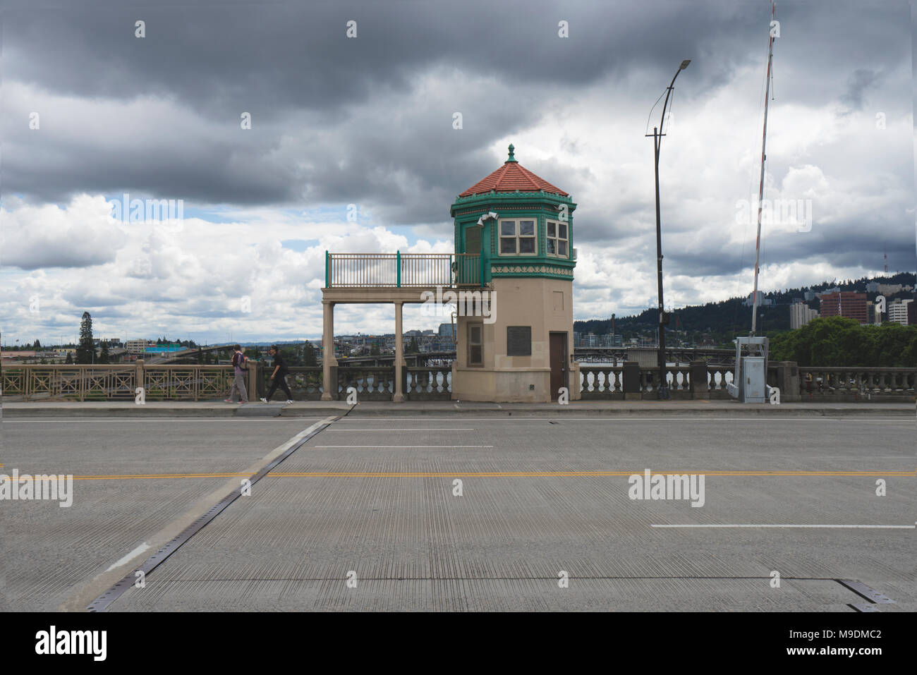 Die Burnside Bridge ist eine 1926 errichtete Klappbrücke überspannt den Fluss Willamette in Portland, Oregon, USA, Durchführung von Burnside Street. Stockfoto