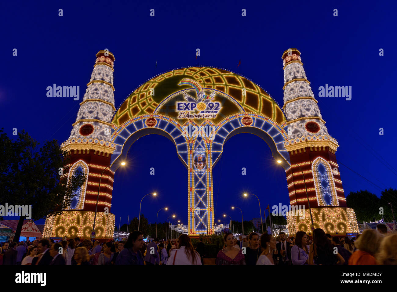 Eingang Dekoration auf der Feria de Abril in Sevilla (Spanien) Erinnern Sie sich an die Expo 92 - Arco de Entrada en la Feria de Sevilla 2017 recordando la Expo 92 Stockfoto