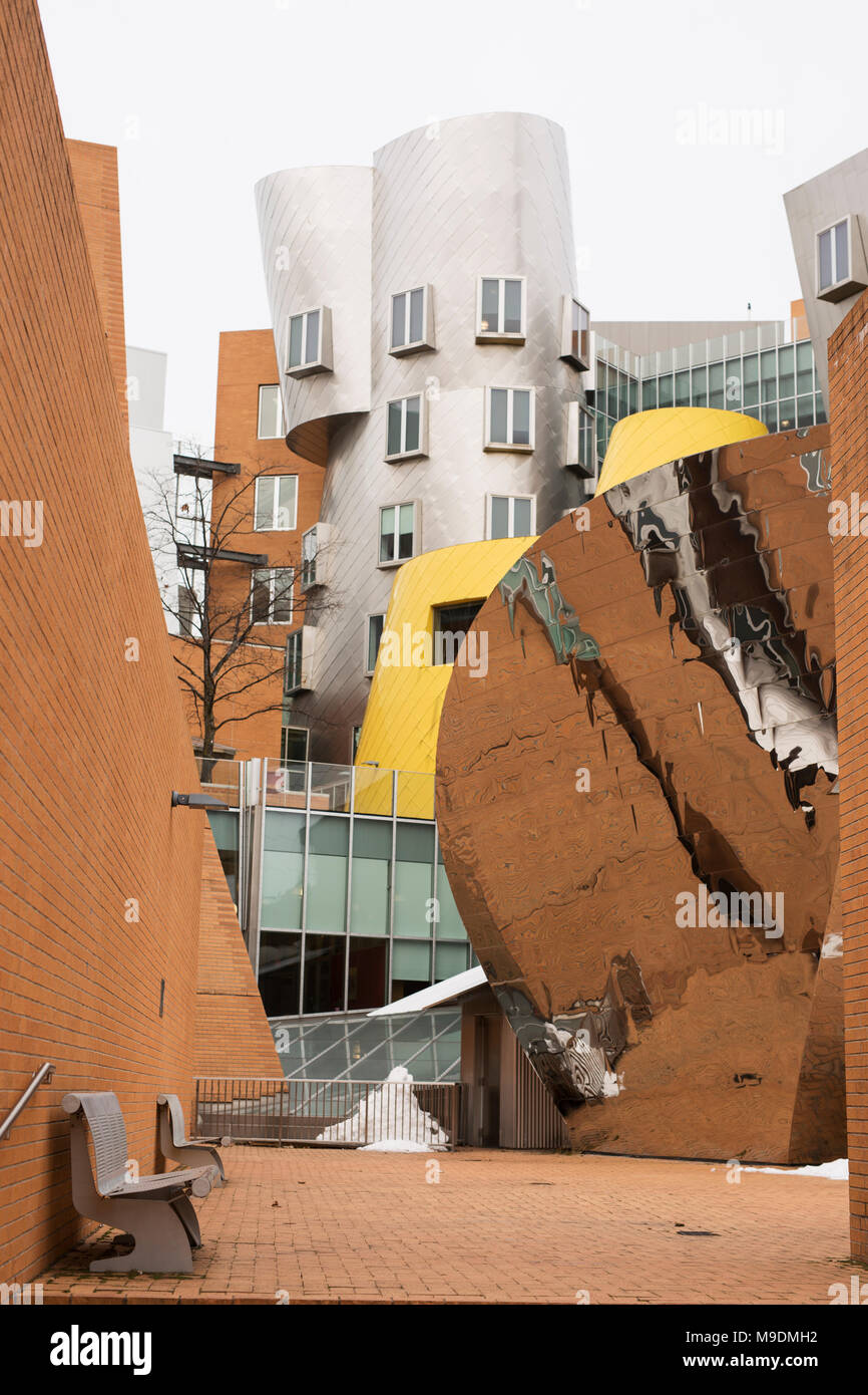 Der Ray und Maria Stata Center, entworfen vom Architekten Frank Gehry, am Massachusetts Institut für Technologie in Cambridge, Massachusetts. Stockfoto