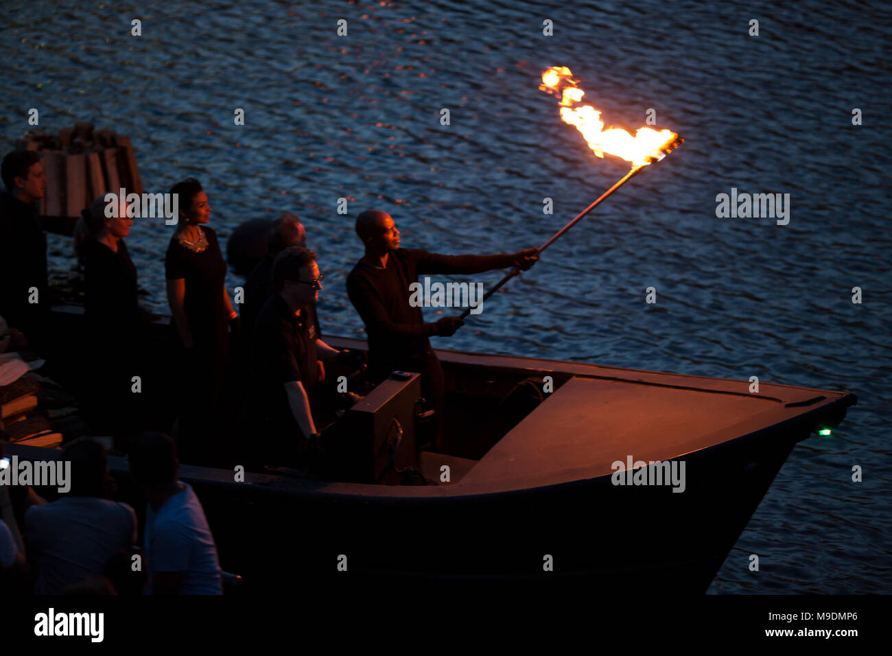 WaterFire in Providence, Rhode Island, wenn das Becken in der Innenstadt mit Fackeln zu Musik und Aufführungen leuchtet. Stockfoto