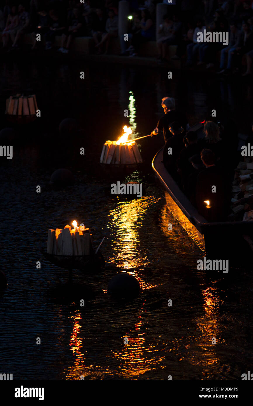 WaterFire in Providence, Rhode Island, wenn das Becken in der Innenstadt mit Fackeln zu Musik und Aufführungen leuchtet. Stockfoto