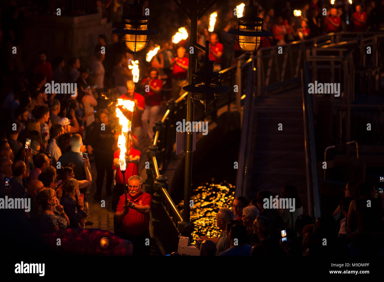 WaterFire in Providence, Rhode Island, wenn das Becken in der Innenstadt mit Fackeln zu Musik und Aufführungen leuchtet. Stockfoto