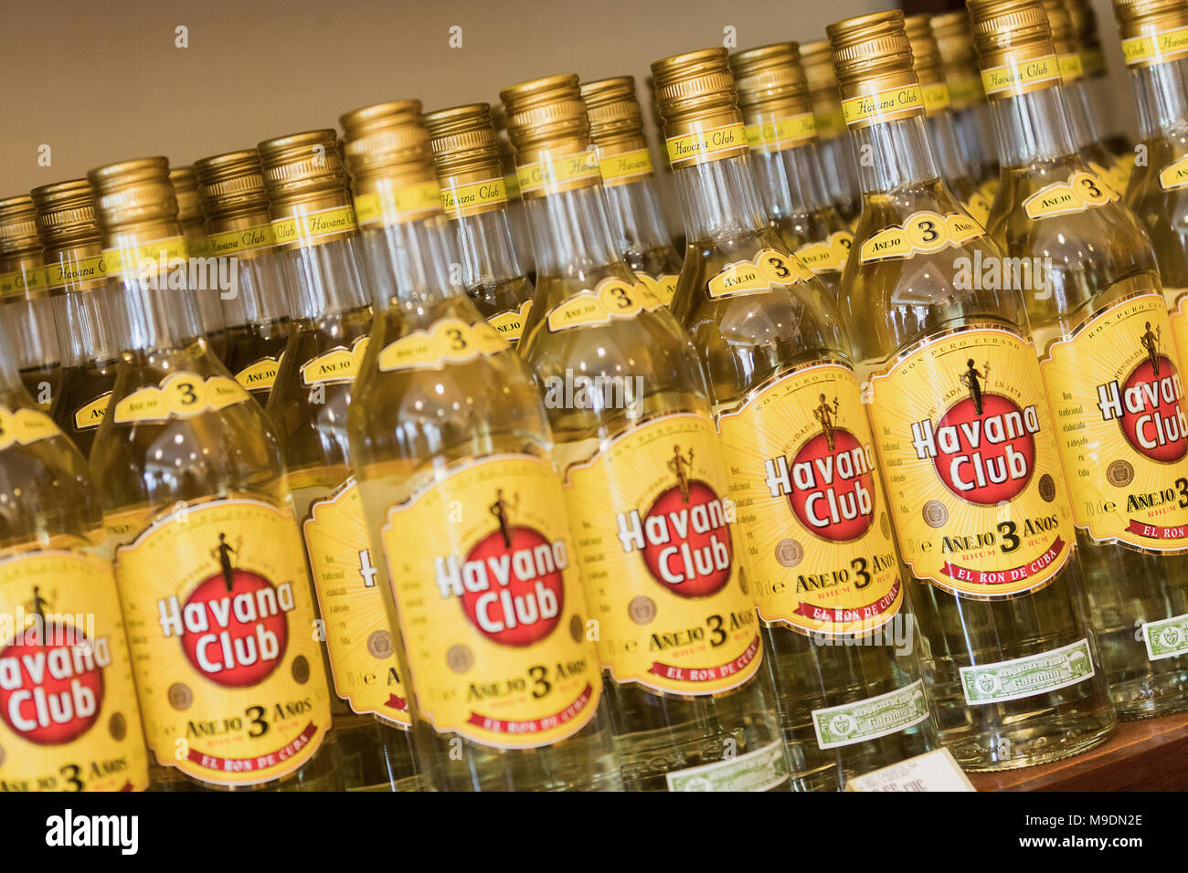 VINALES, Kuba - März 14., 2018. Legendäre Rum Anejo Blanco 70 Cl, 40 % Vol Rum Legendäre im Regal. Kubanischen rum der Legendäre. Stockfoto