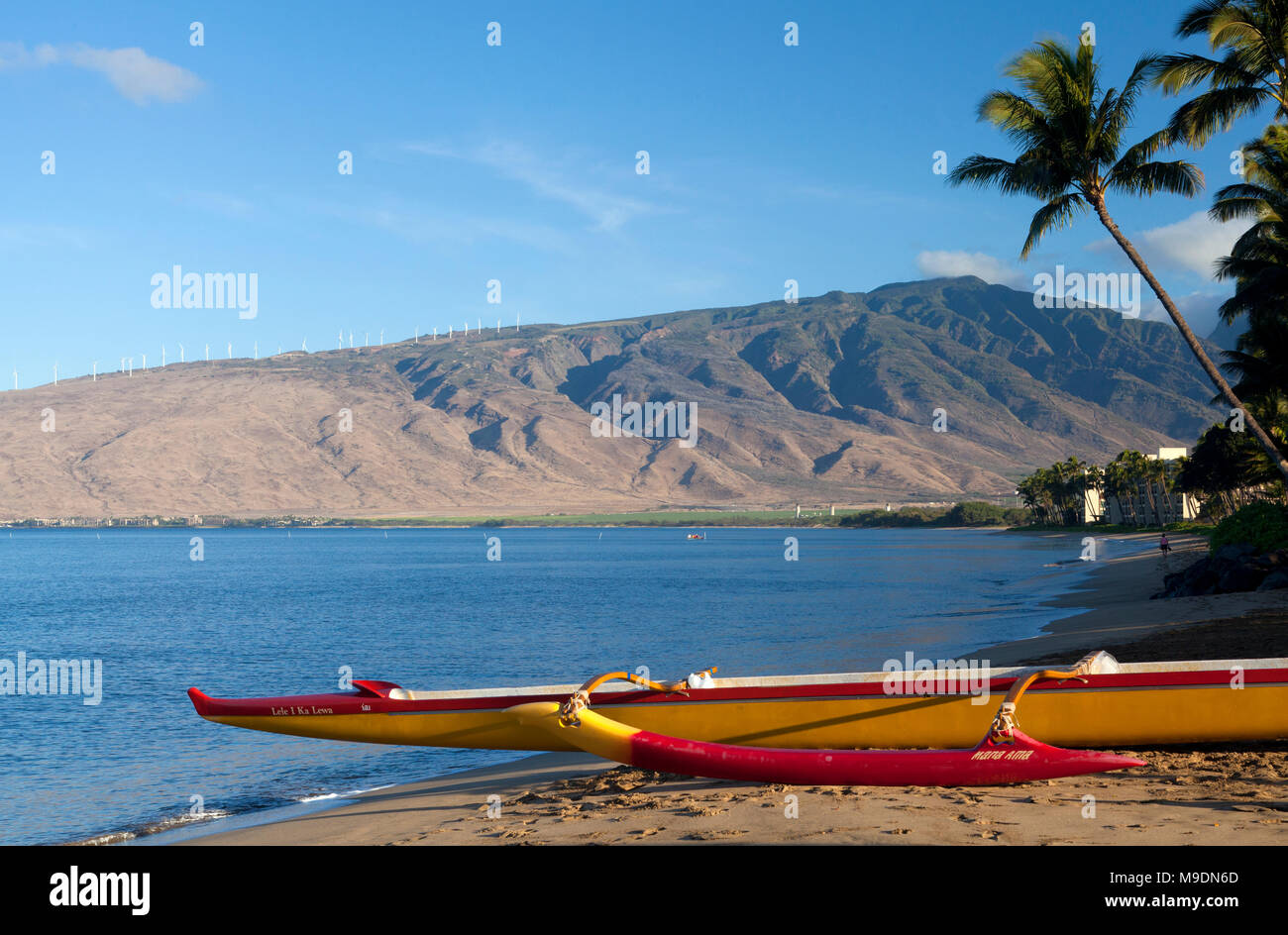 Outrigger Kanu Sugar Beach, Kihei, Maui, Hawaii. Der West Maui Berge im Hintergrund. Stockfoto