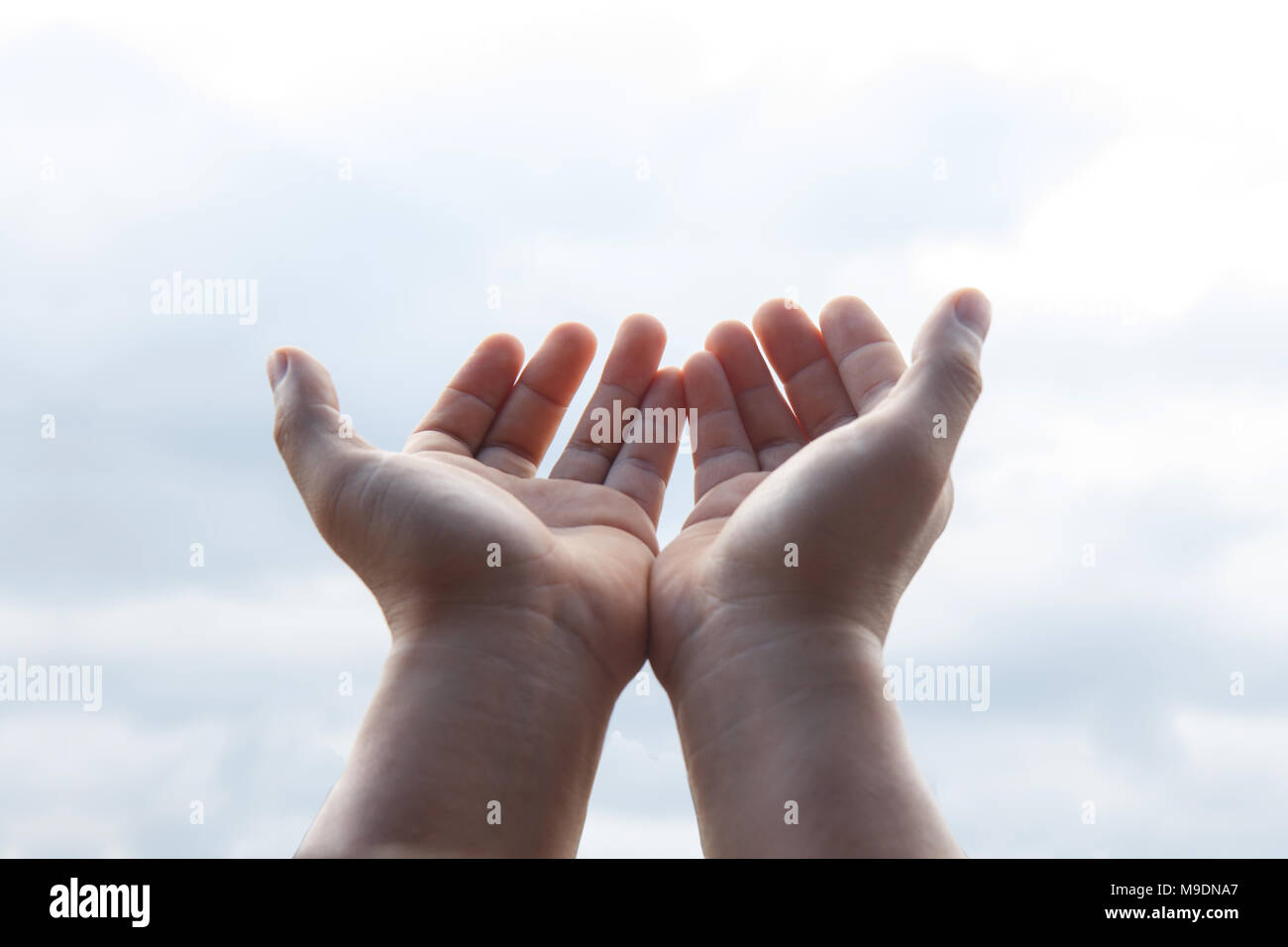 Silhouette muslim man hand praying -Fotos und -Bildmaterial in hoher ...