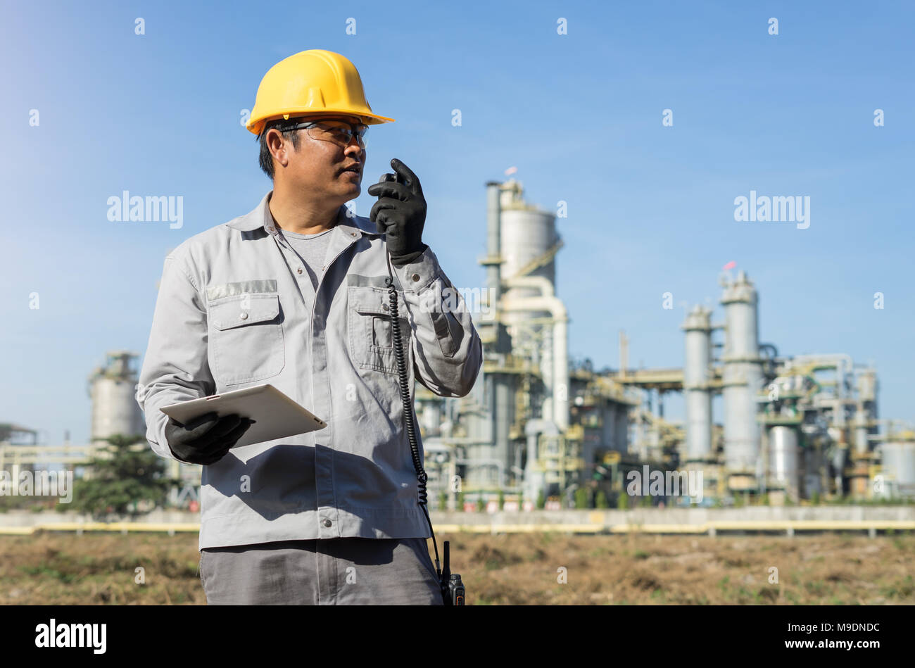 Maschinenbau oder Techniker arbeiten mit Radio Transceiver check Plan mit blur Anlage Hintergrund. Stockfoto