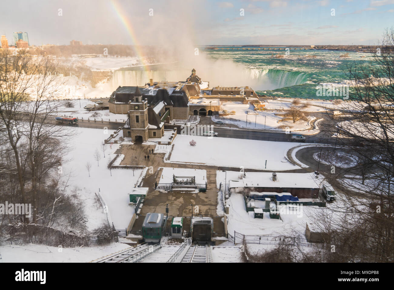 Niagara Falls von oben im Winter mit Regenbogen mit hohen View Point Stockfoto