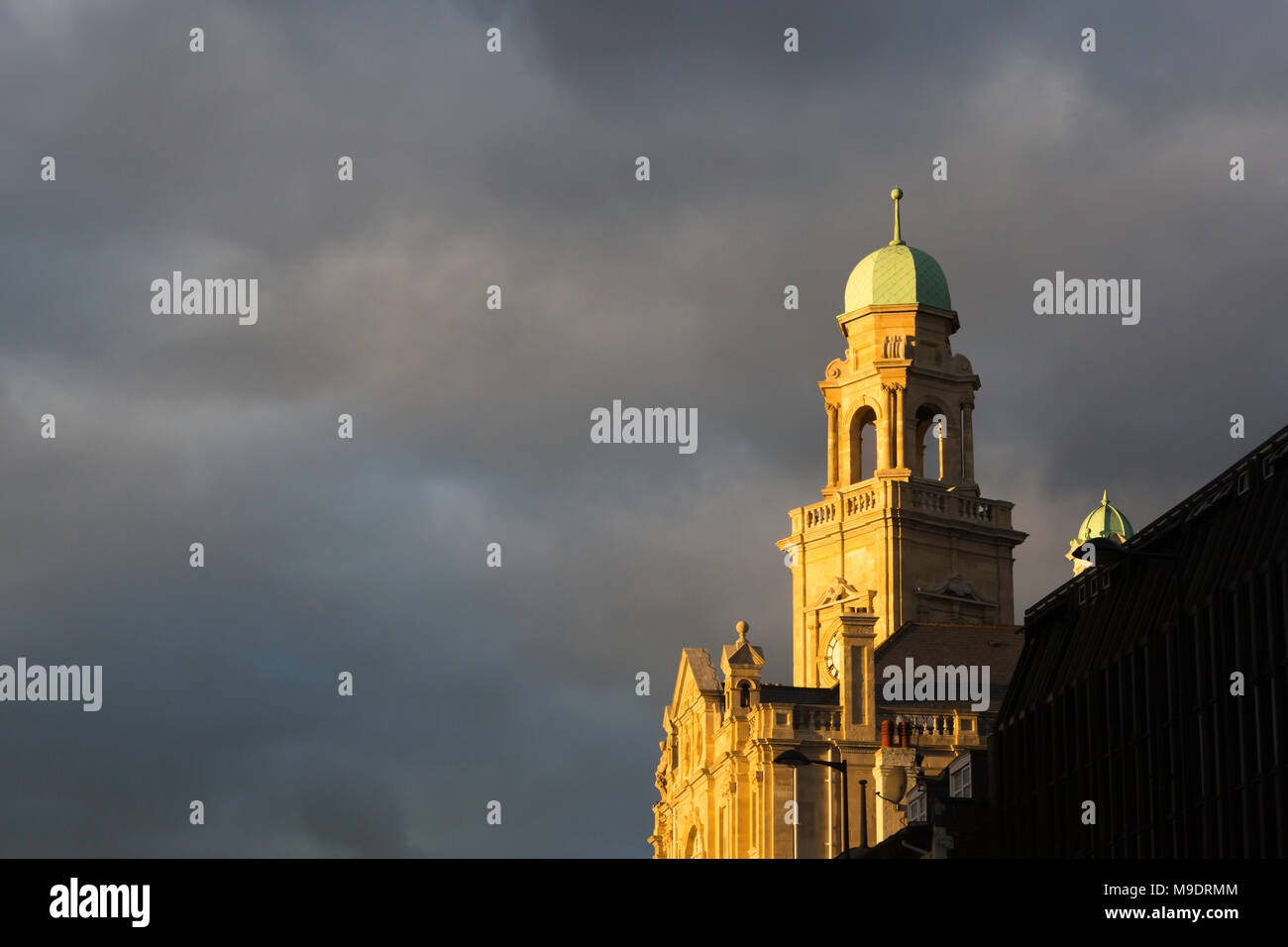 Dunkle Wolken über Chatham Town Hall, Chatham, Kent, UK. Stockfoto