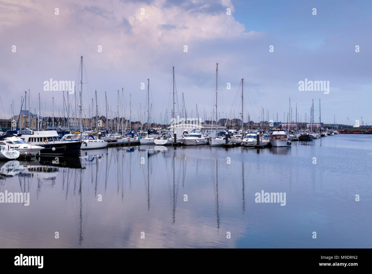 Blau und pink Sky plus Schiffe im Wasser der regeneriert Chatham Maritime Marina auf den Fluss Medway, Chatham, Kent, Großbritannien nieder. Stockfoto