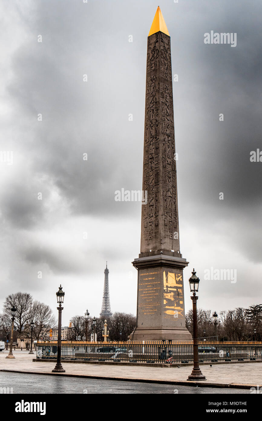 Luxor Obelisk in der Place de la Concorde mit Lampen und Eiffelturm an stürmischen Tag während der Pariser Flut von 2018 Stockfoto