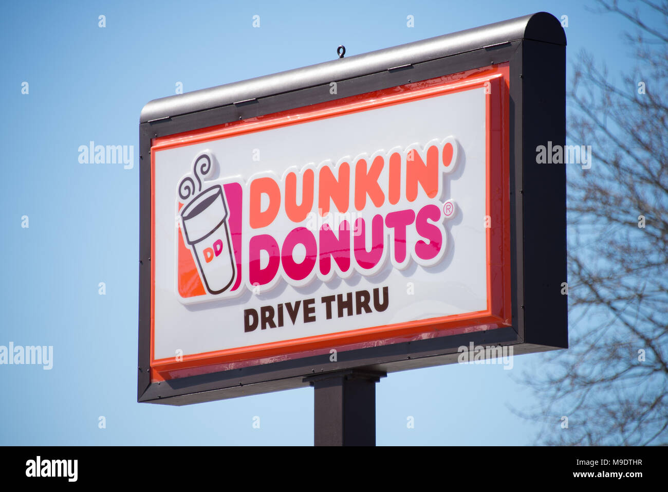 Ein Dunkin' Donuts pole Zeichen in einem Restaurant in Gloversville, NY, USA Stockfoto