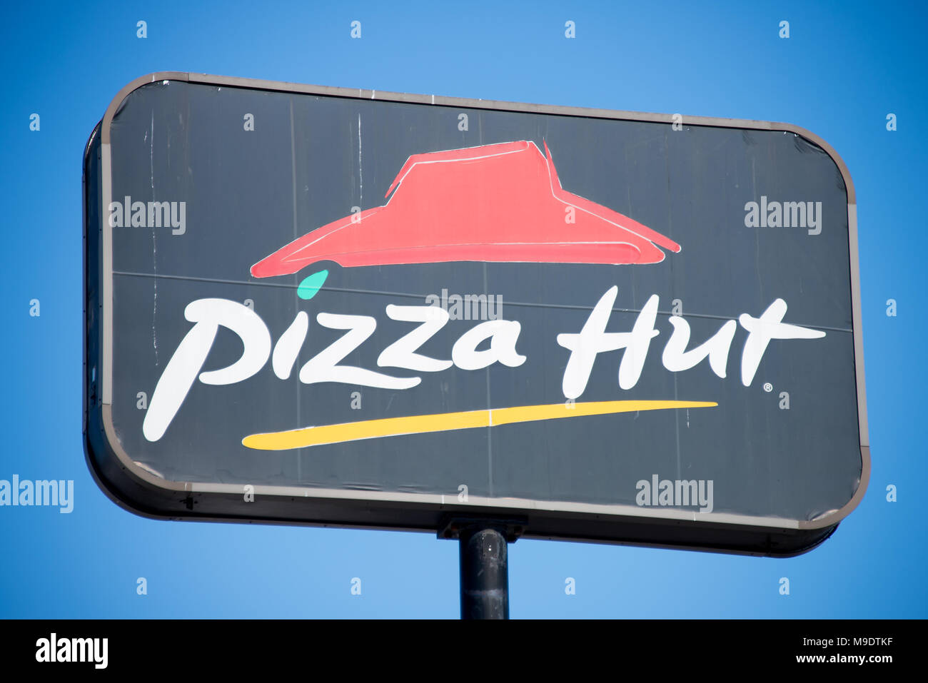 Ein Pizza Hut Pole in einem Restaurant Lage in Gloversville, NY USA unterzeichnen. Stockfoto